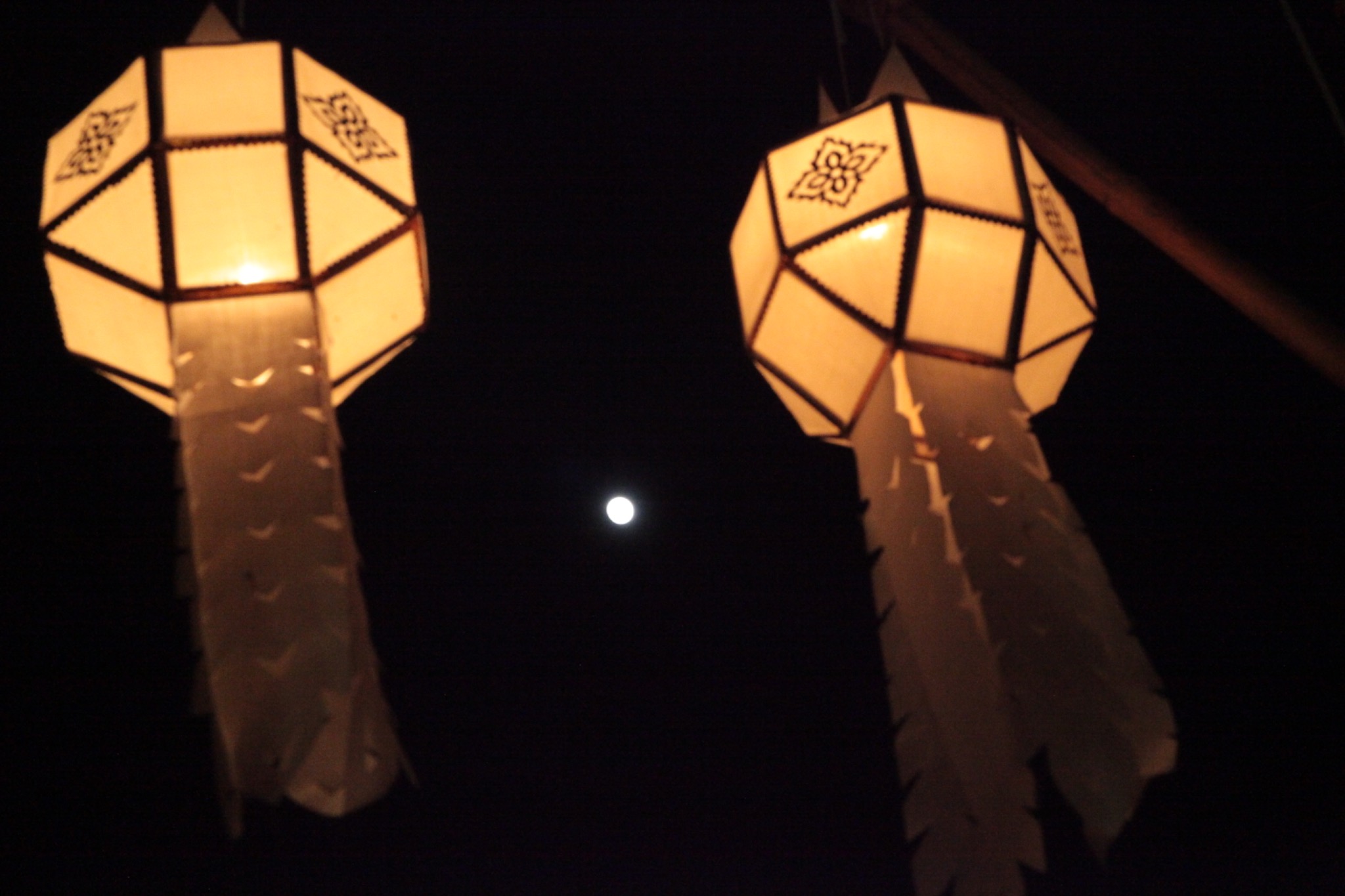 Leuchtende Laternen unter dem Mond