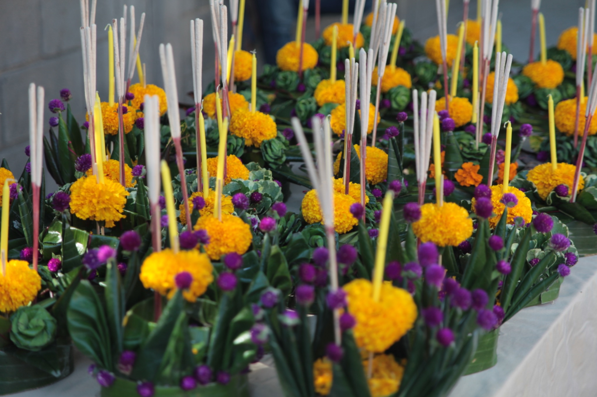 Blüten und Räucherwerk
