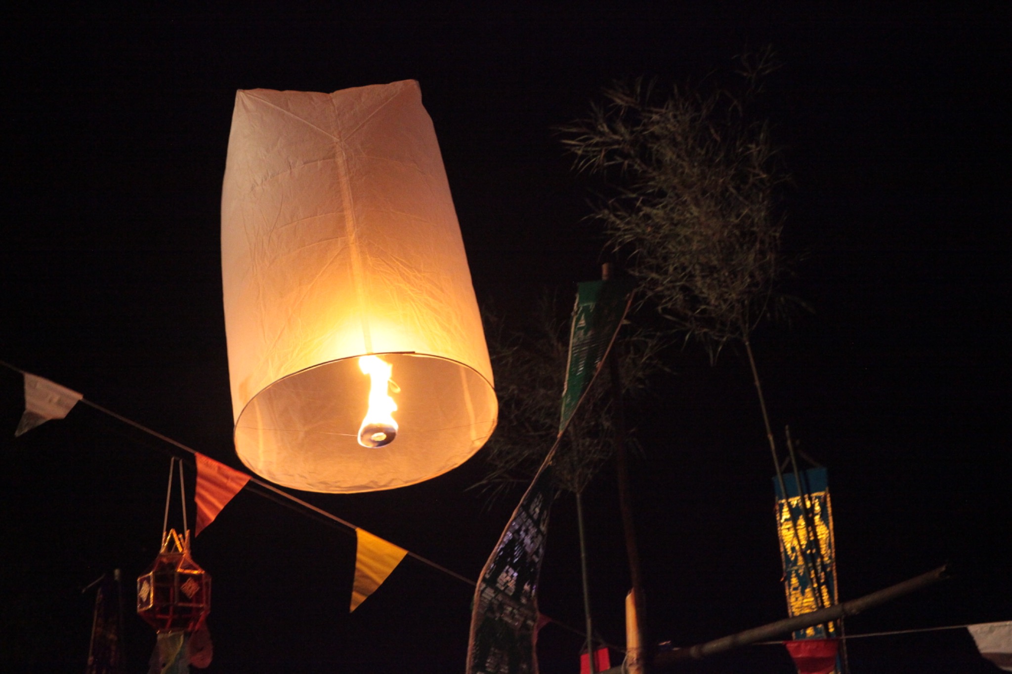 Leuchtende Himmelslaterne in der Nacht