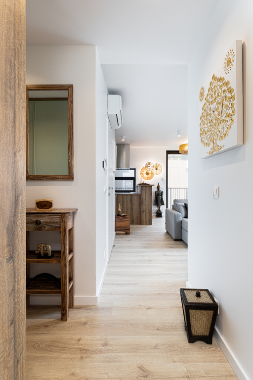 Flur der King Suite mit Holz-Konsolentisch, Spiegel und Blick zum Wohnbereich